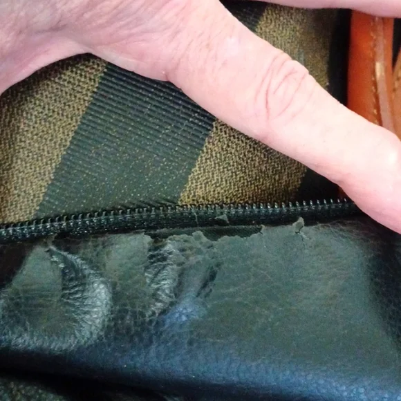 Vintage *RARE* Fendi Pequin Stripe & Cognac  Duffle/Weekender Bag (Large 50cm) - Picture 9 of 10